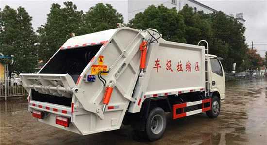 东风福瑞卡压缩式垃圾车（4-5方）
