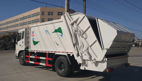 压缩式垃圾车的两种工作方式：后带挂桶翻转架机构和后带垃圾斗翻转机构